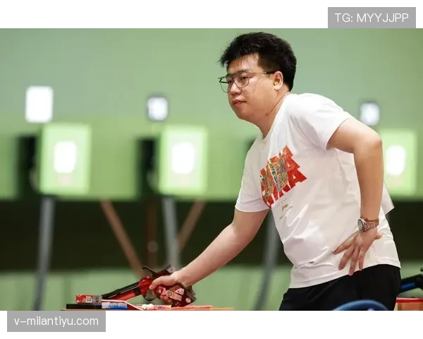庞伟家的冰箱里塞满蛋白粉,邻居以为他开健身房 庞伟家的冰箱里塞满蛋白粉,邻居以为他开健身房