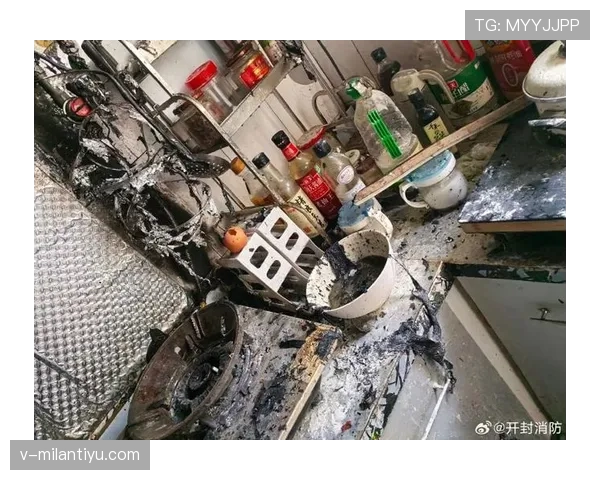 王昶家的冰箱里塞满了能量饮料，但厨房灶台从来没开过火